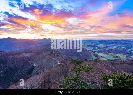 Altenmarkt an der Triesting: Blick auf den Unterberg (links), Triestingtal, Blick vom Hocheck in den Gutensteiner Alpen Stockfoto