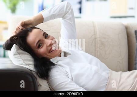 Dame, die am Arbeitsplatz Pause gemacht hat Stockfoto