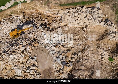 Luftdrohne Ansicht des Baggers, der in einem Kalksteinbruch arbeitet Stockfoto