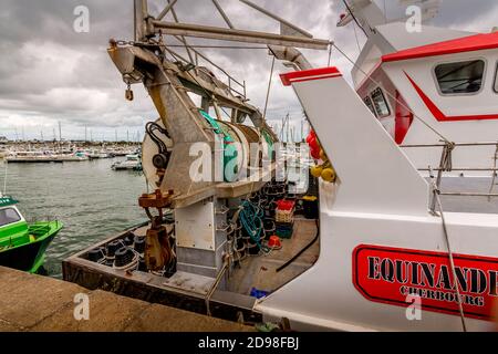 SAINT VAAST, FRANKREICH - MAI CIRCA, 2020. Fischerboote im Hafen haben ihre Arbeit wegen des Ausbruchs der Corona covid 19 eingestellt. Konzept der wirtschaftlichen cri Stockfoto