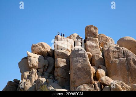 März 2012. Felskletterer im Joshua Tree National Park, im Hidden Valley. Stockfoto