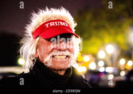 Washington, DC, USA. November 2020. WASHINGTON D.C. 2. NOVEMBER - EIN Trump-Anhänger lächelt am 2. November 2020 in Washington D.C. in der Nacht vor der Präsidentschaftswahl. Foto: Chris Tuite/ImageSPACE Credit: Imagespace/Alamy Live News Stockfoto