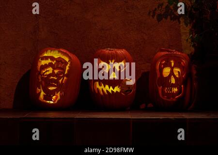 3 Jack O Laternen mit Artistic Twist glühend in der Dunkel Stockfoto