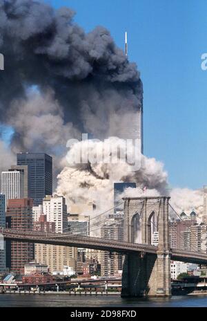 Der 110-stöckige Südturm des World Trade Centers stürzt am 11. September 2001 ein. Stockfoto
