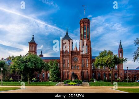 Washington DC - 12. Juli 2020; Blick auf den Vordereingang des roten Backsteinschlosses wie das Hauptquartier des Smithsonian Institutes Museumssystem Stockfoto