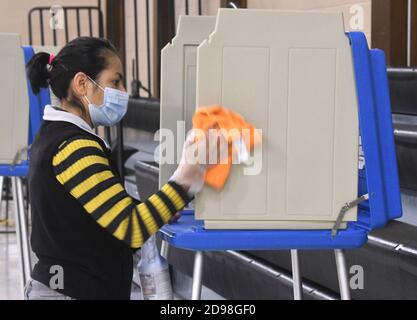 Racine, Wisconsin, USA. November 2020. FELICITAS VALCENCIA desinfiziert Wahlkabinen nach jedem Einsatz im Dr. John Bryant Community Center, einem Wahllokal in Racine, Wisconsin, am Wahltag, dem 2. November 2020. (Bild: © Mark HertzbergZUMA Wire) Stockfoto