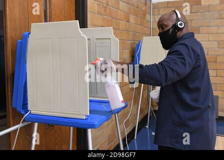 Racine, Wisconsin, USA. November 2020. RON DELL desinfiziert Wahlkabinen nach jedem Wähler im Tyler-Domer Community Center, einem Wahllokal in Racine, Wisconsin, am Wahltag, dem 2. November 2020. (Bild: © Mark HertzbergZUMA Wire) Stockfoto