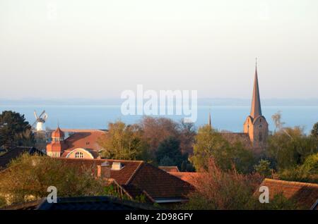 Blick über eine Stadt im Morgenlicht. Stockfoto