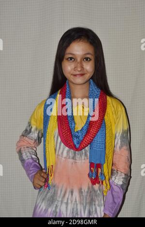 Schöne südostasiatische Frauen tragen schöne gestrickte Schals oder Pashmina und bunte Krawatte Farbstoff Hemden, lächelnd süß. Stockfoto
