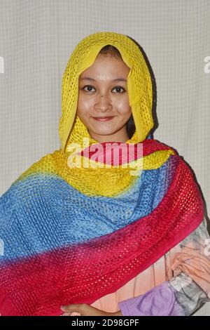 Schöne südostasiatische Frauen tragen schöne gestrickte Schals oder Pashmina und bunte Krawatte Farbstoff Hemden, lächelnd süß. Stockfoto