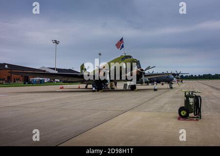 Shiloh, IL - 12. September 2011; restaurierte AC-47 Blätterteig das magische Drachengewehr Schiff geparkt auf Asphalt mit amerikanischer Flagge aus dem Cockpit-Fenster angezeigt Stockfoto