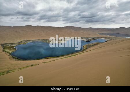 Sumu Jaran-Sumu Barun Jaran Seen unter Dünen-Badain Jaran Wüste-Innere Mongolei-China-1083 Stockfoto