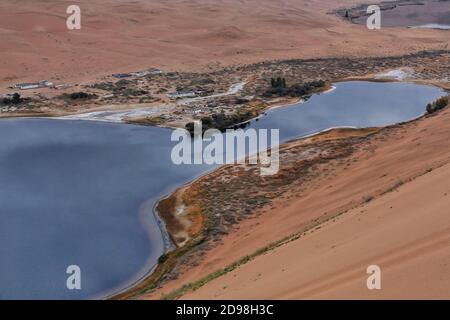 Sumu Jaran-Sumu Barun Jaran Seen unter Dünen-Badain Jaran Wüste-Innere Mongolei-China-1085 Stockfoto