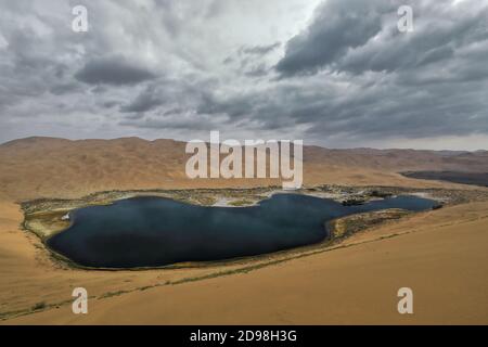 Sumu Jaran-Sumu Barun Jaran Seen unter Dünen-Badain Jaran Wüste-Innere Mongolei-China-1089 Stockfoto