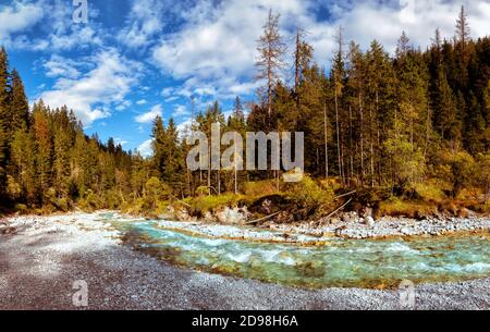 Der Wimbach, ein Gebirgsbach im Berchtesgadener Land, Bayern, Deutschland, im Herbst. Stockfoto