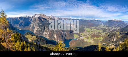 Blick auf Königssee und Watzmann vom Gipfel des Jenner im Berchtesgadener Land, Bayern, im Herbst. Stockfoto