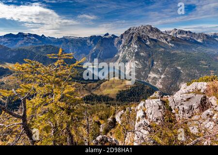 Blick auf Königssee und Watzmann vom Gipfel des Jenner im Berchtesgadener Land, Bayern, im Herbst. Stockfoto