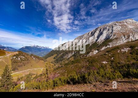 Blick auf hoher Göll, Berchtesgaden und Untersberg vom Gipfel des Jenner im Berchtesgadener Land, Bayern, im Herbst. Stockfoto