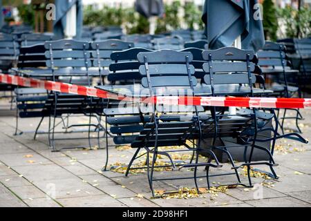 Hannover, Deutschland. November 2020. Tische und Stühle befinden sich vor einem geschlossenen Restaurant im Stadtzentrum. Die Bundes- und Landesregierungen haben eine teilweise Sperrung beschlossen. Restaurants, Bars und Pubs müssen geschlossen bleiben. Quelle: Hauke-Christian Dittrich/dpa/Alamy Live News Stockfoto