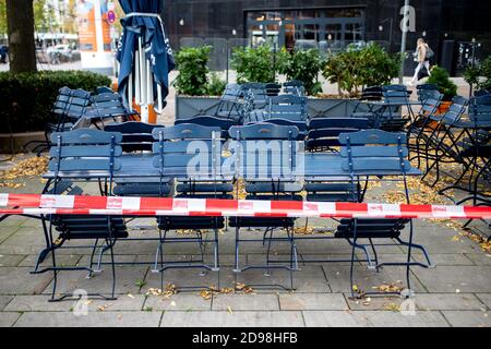 Hannover, Deutschland. November 2020. Tische und Stühle befinden sich vor einem geschlossenen Restaurant im Stadtzentrum. Die Bundes- und Landesregierungen haben eine teilweise Sperrung beschlossen. Restaurants, Bars und Pubs müssen geschlossen bleiben. Quelle: Hauke-Christian Dittrich/dpa/Alamy Live News Stockfoto