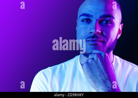 Ernst nachdenklich schwarz Kerl Porträt in Neon-Licht Stockfoto