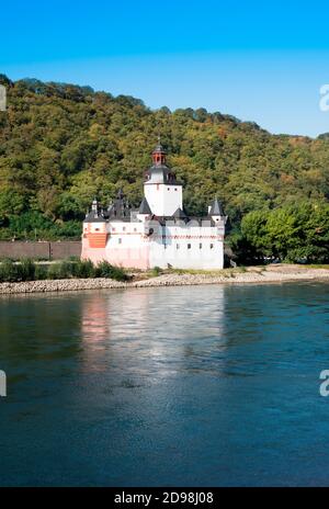 Blick auf das Schloss Pfalzgrafenstein in der Mitte des Rheins von der Kleinstadt Kaub aus gesehen. Rheinland-Pfalz, Deutschland, Europa Stockfoto