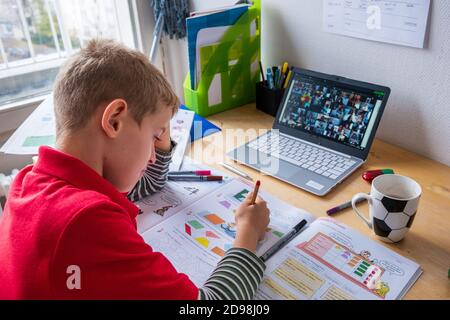 Schuljunge homeschooling während Corona Lockdown Stockfoto