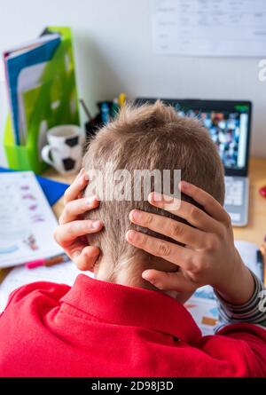 Frustriert Schuljunge Homeschooling während Corona Lockdown Stockfoto