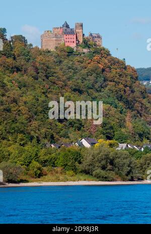 Schloss Schönburg und der Rhein in Oberwesel. Rheinland-Pfalz, Deutschland, Europa Stockfoto