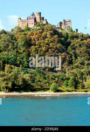 Schloss Schönburg und der Rhein in Oberwesel. Rheinland-Pfalz, Deutschland, Europa Stockfoto