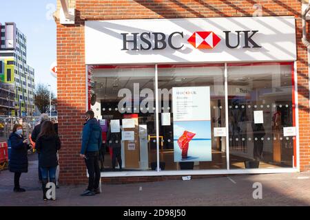 Ansicht mehrerer Menschen gemischten Alters, die vor einer Filiale der HSBC Bank Schlange stehen, Tage vor National Lockdown, Southend-on-Sea, Essex, Großbritannien Stockfoto