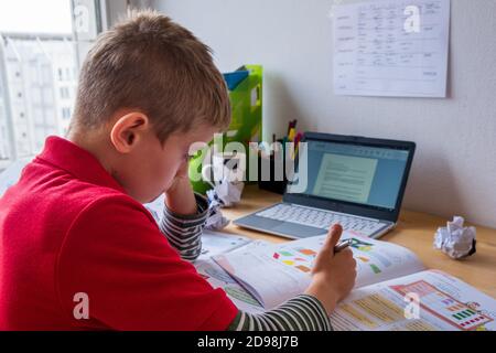 Junge konzentriert sich während der Heimschooling in Corona Lockdown Stockfoto