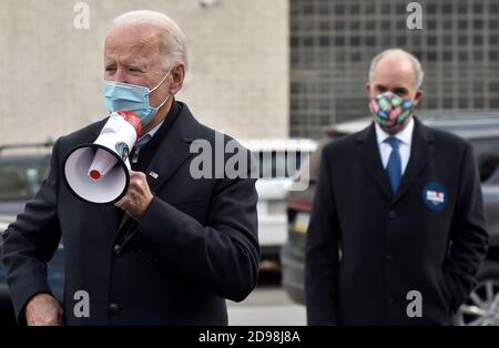 Scranton, Usa. November 2020. Joe Biden spricht von einem Bullhorn als Sen Bob Casey klatscht.Joe Biden besucht die Union Hall in Scranton Pa. Am Wahltag. Kredit: SOPA Images Limited/Alamy Live Nachrichten Stockfoto