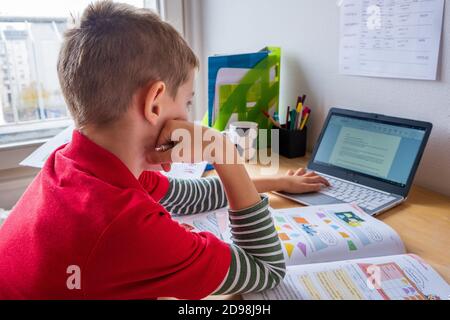 Schuljunge homeschooling während Corona Lockdown Stockfoto