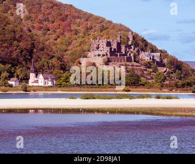 Schloss Reichenstein mit Clemenskapelle, Trechtingshausen fotografiert von der gegenüberliegenden Rheinseite. Mittelrheintal, Rheinland-Pfalz Stockfoto