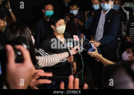 Hongkong, China. November 2020. Bao Choy Yuk-ling, eine freie Journalistin, die mit Hongkongs öffentlich-rechtlicher Rundfunkanstalt RTHK (Radio Television Hong Kong) bei Ermittlungen zum Yuen Long-Mobangriff vom Juli 21 arbeitete, spricht die Medien an, als sie die Tai Po Polizeistation gegen Kaution verlässt. Choy wurde verhaftet, weil sie eine falsche Erklärung abgegeben hatte, die sich angeblich auf ihre Untersuchung von Verdächtigen bezog, die an dem Yuen Long-Mobangriff für eine RTHK-Fernsehdokumentation beteiligt waren. Kredit: SOPA Images Limited/Alamy Live Nachrichten Stockfoto