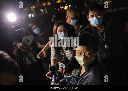 Hongkong, China. November 2020. Bao Choy Yuk-ling, eine freie Journalistin, die mit Hongkongs öffentlich-rechtlicher Rundfunkanstalt RTHK (Radio Television Hong Kong) bei Ermittlungen zum Yuen Long-Mobangriff vom Juli 21 arbeitete, spricht die Medien an, als sie die Tai Po Polizeistation gegen Kaution verlässt. Choy wurde verhaftet, weil sie eine falsche Erklärung abgegeben hatte, die sich angeblich auf ihre Untersuchung von Verdächtigen bezog, die an dem Yuen Long-Mobangriff für eine RTHK-Fernsehdokumentation beteiligt waren. Kredit: SOPA Images Limited/Alamy Live Nachrichten Stockfoto