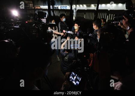 Hongkong, China. November 2020. Bao Choy Yuk-ling, eine freie Journalistin, die mit Hongkongs öffentlich-rechtlicher Rundfunkanstalt RTHK (Radio Television Hong Kong) bei Ermittlungen zum Yuen Long-Mobangriff vom Juli 21 arbeitete, spricht die Medien an, als sie die Tai Po Polizeistation gegen Kaution verlässt. Choy wurde verhaftet, weil sie eine falsche Erklärung abgegeben hatte, die sich angeblich auf ihre Untersuchung von Verdächtigen bezog, die an dem Yuen Long-Mobangriff für eine RTHK-Fernsehdokumentation beteiligt waren. Kredit: SOPA Images Limited/Alamy Live Nachrichten Stockfoto