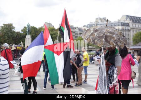 Am 28. August 2014 versammelten sich Anhänger des palästinensischen Volkes auf dem Trocadero-Platz in Paris, um die Kolonisierung der palästinensischen Gebiete anzuprangern Stockfoto