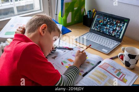 Junge konzentriert sich während der Heimschooling in Corona Lockdown Stockfoto