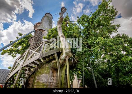 ALLOUVILLE BELLEFOSSE, FRANKREICH - SEPTEMBER CIRCA, 2020. Die älteste Eiche 1200 Jahre alt. Mit einer kleinen Kirchenkapelle im Kofferraum. Berühmter Ort zu besuchen Stockfoto