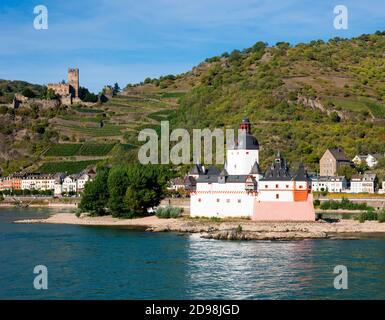 Das romantische Schloss Pfalzgrafenstein auf der Insel Falkenau mitten im Rhein. Rheinland-Pfalz, Deutschland, Europa Stockfoto