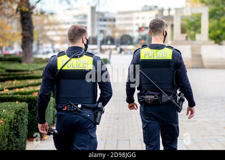 Hannover, Deutschland. November 2020. Polizeibeamte überprüfen auf dem Opernplatz, um sicherzustellen, dass Kontaktbeschränkungen eingehalten werden. Nach einer Zunahme der Coronainfektionen in der Region Hannover sind Masken nun für stark frequentierte Bereiche im öffentlichen Raum obligatorisch. Quelle: Hauke-Christian Dittrich/dpa/Alamy Live News Stockfoto