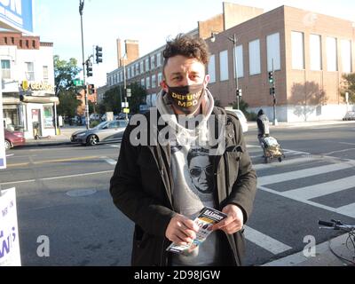 Washington, DC, USA. November 2020. Michael Overholser steht am Tag der US-Präsidentschaftswahl vor einem Wahllokal. (To dpa 'Trump or Biden: America votes - 'Fear to jinx something'' von 03.11.2020) Quelle: Lena Klimkeit/dpa/Alamy Live News Stockfoto