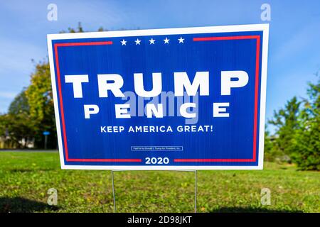 Herndon, USA - 3. November 2020: Präsidentschaftswahl politisches Zeichen Plakat zur Unterstützung von Donald J. Trump mit Keep America Great 2020 Text in Votin Stockfoto