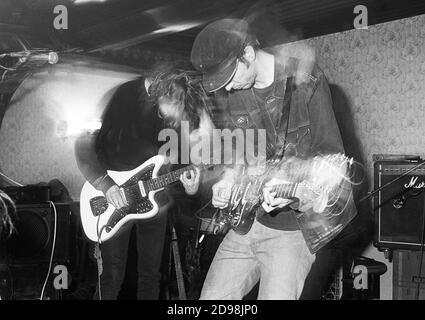 Andrew Sherriff und Simon Rowe von der Shoegazing/Alternative Rock Group Chapterhouse, auf der Bühne in Esquires, Bedford, Vereinigtes Königreich, 30/11/90. Stockfoto