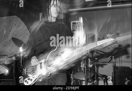 Russell Barrett von der Shoegazing/Alternative Rock Group Chapterhouse, auf der Bühne in Esquires, Bedford, Vereinigtes Königreich, 30/11/90. Stockfoto