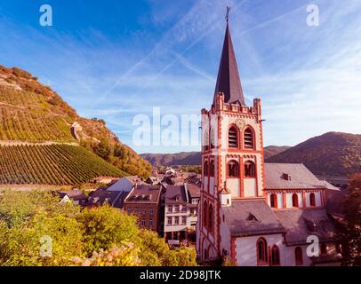 Blick auf die St. Peter‘Kirche in der Altstadt von Bacharch. Rheintal, Rheinland-Pfalz, Deutschland, Europa Stockfoto