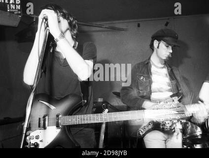 Andrew Sherriff und Simon Rowe von der Shoegazing/Alternative Rock Group Chapterhouse, auf der Bühne im Wellhead Inn, Wendover, Großbritannien, 6. April1991. Stockfoto