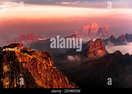 Herrlicher Sonnenuntergang mit Rifugio Lagazuoi (Italien) auf der linken Seite. Nach einem Gewitter erleuchteten die Gipfel bei Sonnenuntergang Stockfoto